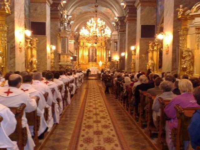 W mszy wzięli udział księża z całej diecezji oraz tłumy wiernych.