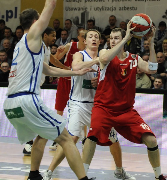 Koszykarze Stali Stalowa Wola (z piłką Michał Wołoszyn) przegrali z AZS w Koszalinie.