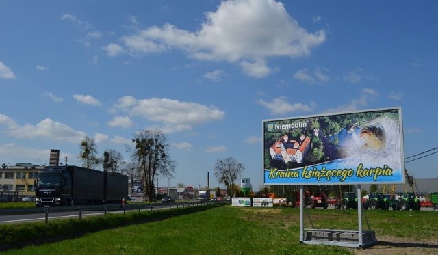 Billboardy ustawiono przy wjazdach do Niemodlina na drodze krajowej nr 46.