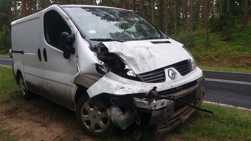 Dawia, wypadek w gm. Łyse. Kobieta wyniosła z rozbitego samochodu 4-miesięczne dziecko. Potem w jej auto uderzył 55-letni warszawianin