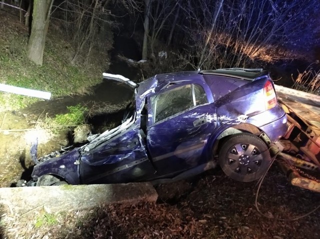 Do tragicznego wypadku doszło wczoraj w Gnojnicy. Kierujący oplem, prawdopodobnie stracił panowanie nad pojazdem i na łuku drogi uderzył w betonowy most i samochód stoczył się do rzeki. 31-latek kierujący oplem zginął na miejscu.Tragiczne w skutkach okazało się zdarzenie, do jakiego doszło wczoraj około godz. 20 w Gnojnicy, w powiecie ropczycko-sędziszowskim. Jak wstępnie ustalono, kierujący oplem astrą, jadąc drogą powiatową, na zakręcie prawdopodobnie stracił panowanie nad pojazdem, uderzył w betonowy most prowadzący do posesji, następnie samochód wpadł do rzeki.31-latek zginął na miejscu. Ciało mężczyzny zabezpieczono do badań sekcyjnych.Zobacz też: Wypadek na ul. Warszawskiej w Rzeszowie