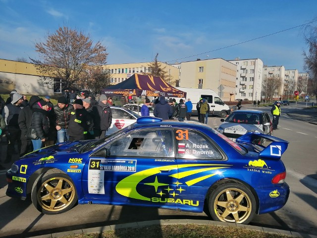 WOŚP w Sandomierzu. "Moto Orkiestra” z Subaru WRC i MarcoŻukiem na ulicy Rokitek. Tłumy zainteresowanych przejadżką