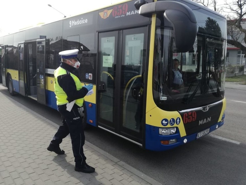 Koronawirus. W Tarnowie policjanci kontrolują, czy autobusami nie jeździ za dużo pasażerów [ZDJECIA]