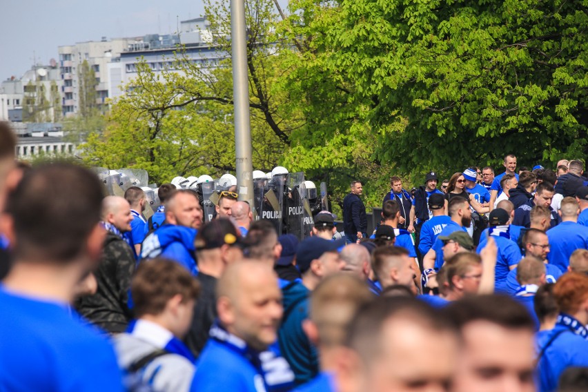 Tysiące kibiców Lecha Poznań czeka przed PGE Narodowym na...