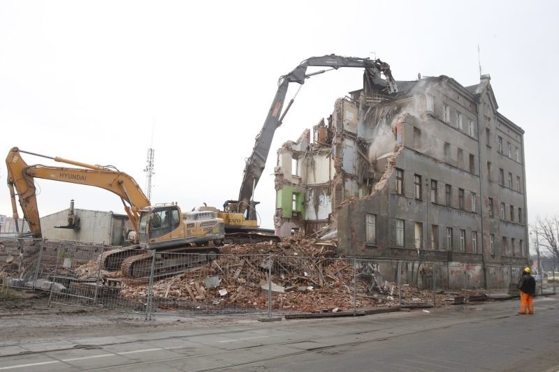 Rozbierają kamienicę przy skrzyżowaniu ulic Kilińskiego i Dąbrowskiego. 