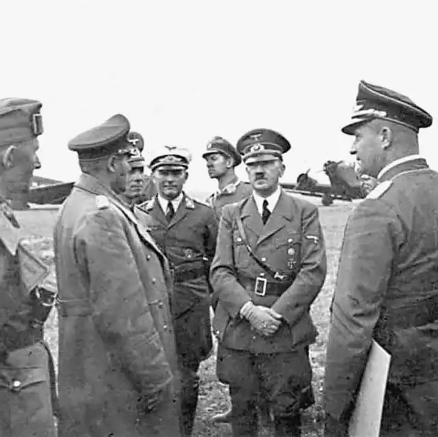 Od lewej Herman Goering, Adolf Hitler i Richard Kattner, ojciec Krystyny Janeczko. Zdjęcie wykonano we wrześniu 1939 r. na lotnisku w Polskiej Nowej Wsi.