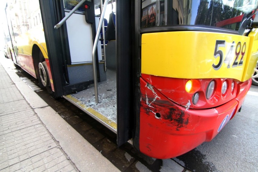 Wypadek na Pomorskiej, autobus zderzył się z citroenem,...