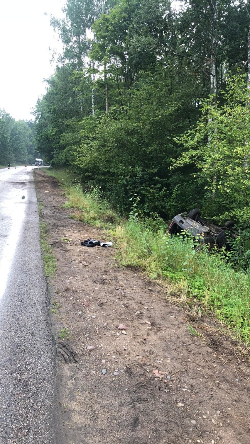 Wypadek na drodze wojewódzkiej nr 653 Olecko - Suwałki. Wszystkie osoby podróżujące oplem były pod wpływem alkoholu (zdjęcia)
