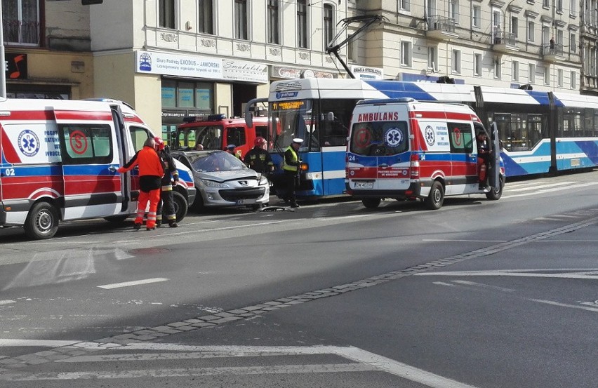 Wypadek na Piłsudskiego. Tramwaj zderzył się z autem