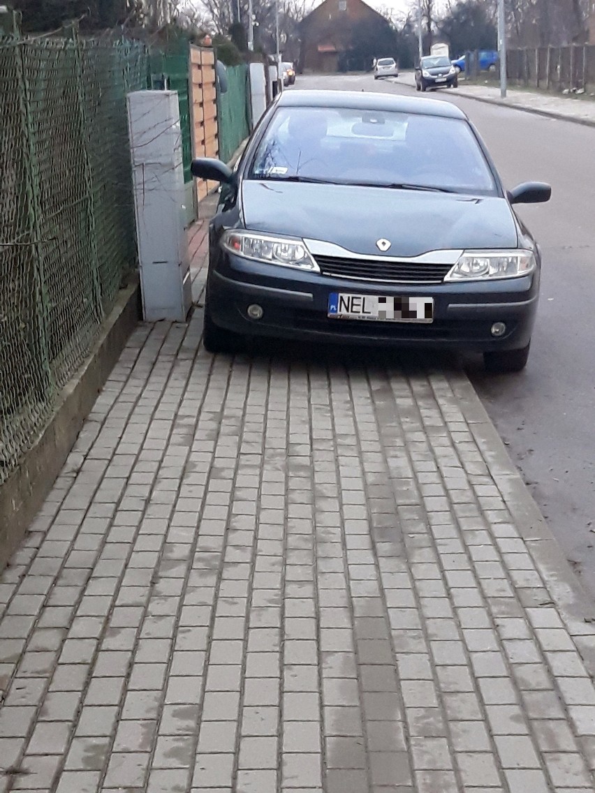 "Przez to auto nie da się przejść chodnikiem!" - napisał do...