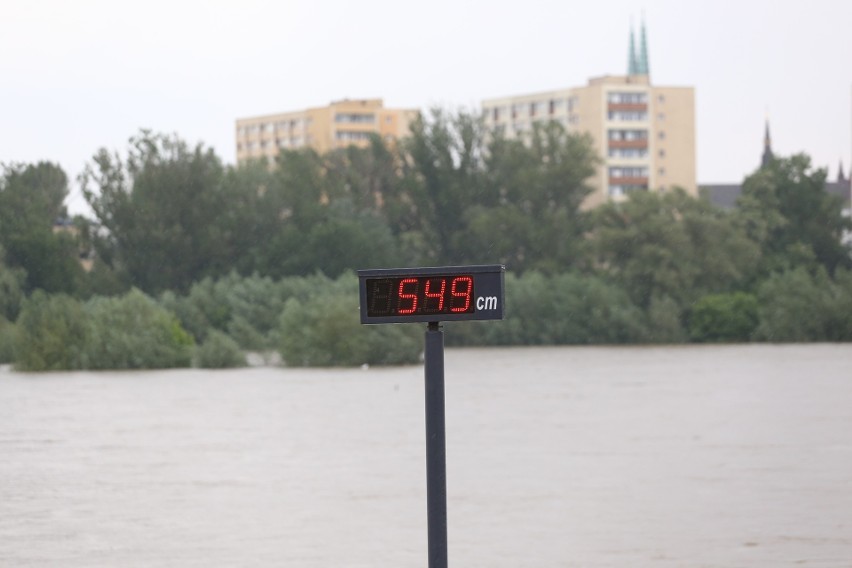 Warszawa: Fala wezbraniowa na Wiśle 28.05, w kulminacyjnym momencie poziom wody może osiągnąć 6 m ZDJĘCIA Bulwary zamknięte, plaża pod wodą