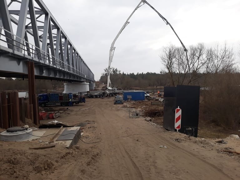 Ostrołęka. Trwa wylewanie betonu na moście kolejowym w Ostrołęce. Pracuje tu największa pompa do betonu w Europie! 29.03.2022