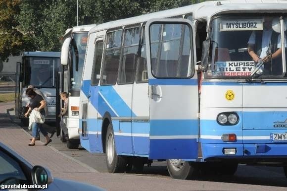 Kierowca autobusu dostanie około 3.000 zł, jeśli ma co najmniej dziesięć lat stażu  (fot. Kazimierz Ligocki)