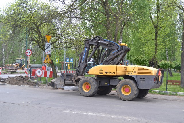 W Milowicach trwają prace nad sygnalizacją świetlną koło przystanku autobusowego. Zobacz kolejne zdjęcia. Przesuń zdjęcia w prawo - wciśnij strzałkę lub przycisk NASTĘPNE