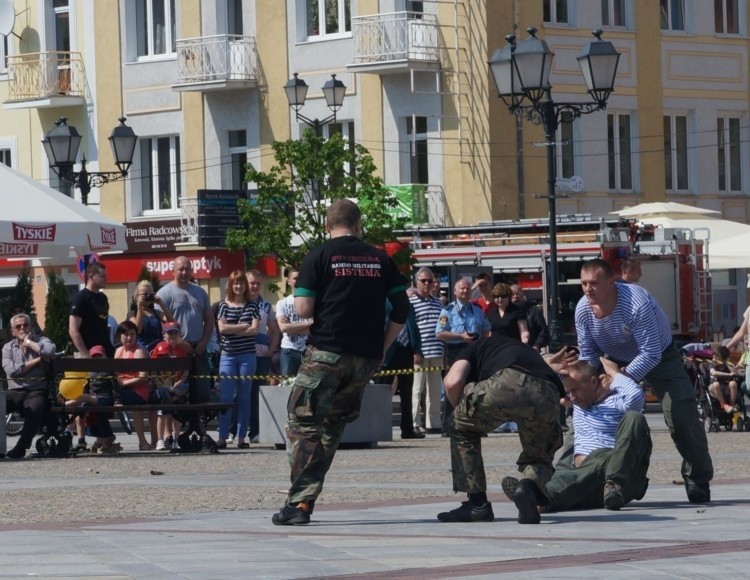 Rynek Kościuszki. Piknik militarny w Dzień Munduru 2013 (zdjęcia, wideo)