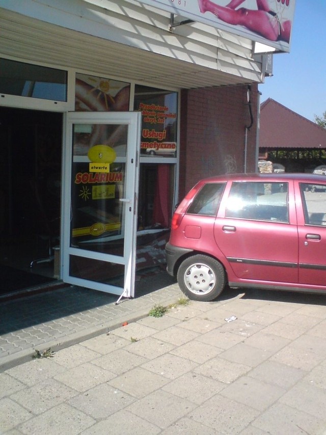 Samochód wjechał w solarium na ul. Paca