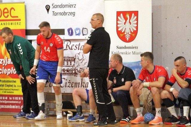 Drużyna trenera Adam Węgrzynowskiego w sobotę zaczyna drugą rundę meczem z Grunwaldem Ruda Śląska w Sandomierzu.