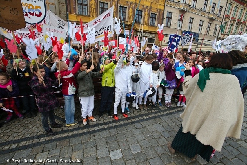 Święto Niepodległości we Wrocławiu. Radosna parada i wojskowy apel (ZDJĘCIA, FILMY)