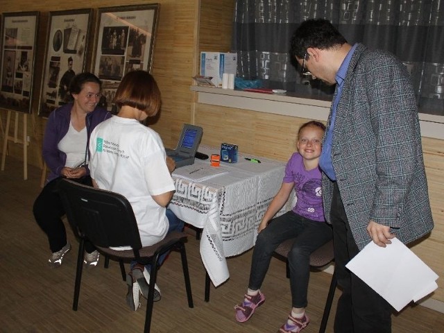Z możliwości zbadania płuc w Samorządowym Ośrodku Kultury w Nowej Dębie korzystali rodzice z dziećmi.