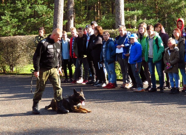 Będzie okazja do spróbowania swoich umiejętności strzeleckich na strzelnicy mobilnej, zobaczenia umiejętności psa służbowego, ale też zajrzenia do pojazdów służbowych i obejrzenia sprzętu wykorzystywanego w codziennej służbie. Dla wszystkich gości otwarta była wystawa przygotowana przez Instytut Pamięci Narodowej i Archiwum Straży Granicznej w Szczecinie „Na granicy czuwa Straż. Straż Graniczna 1928-1939”. Zainteresowani służbą w formacji mieli możliwość uzyskania na miejscu wszelkich informacji o trwającym naborze do służby w Straży Granicznej. Osoby chętne do pracy w tej formacji mogą spróbować swoich sił w wielu dziedzinach, między innymi jako eksperci do spraw fałszerstw dokumentów, specjaliści do spraw migracji, członkowie załóg jednostek pływających czy choćby przewodnicy psów służbowych. Dni Otwarte odbędą się we wtorek i środę w godzinach od 10 do 13. W programie: - wystawa mobilna, - pokaz slajdów i sprzętu służbowego, - stoisko promocyjne, - mobilna strzelnica, - pokaz umiejętności psa służbowego.