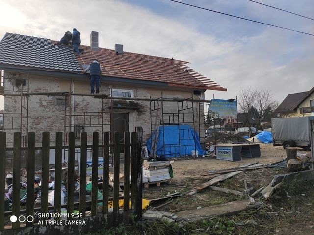 Trwają prace przy dachu, rozpoczęto układanie płytek w łazience.