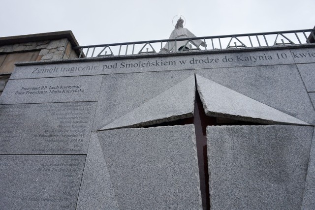 Pomnik Smoleński został odsłonięty w styczniu 2011 roku. Ma formę krzyża - pękniętej skały, otoczonej tablicami z nazwiskami i funkcjami wszystkich poległych w katastrofie.