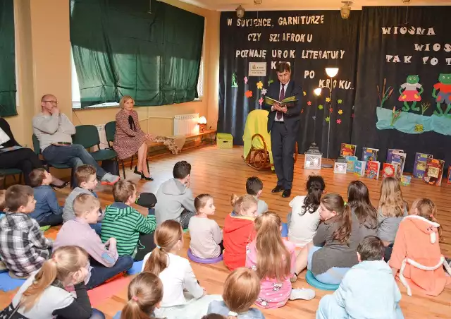 W czytaniu baśni dzieciom ze szkoły w Szczecnie wziął udział między innymi burmistrz Dariusz Meresiński.