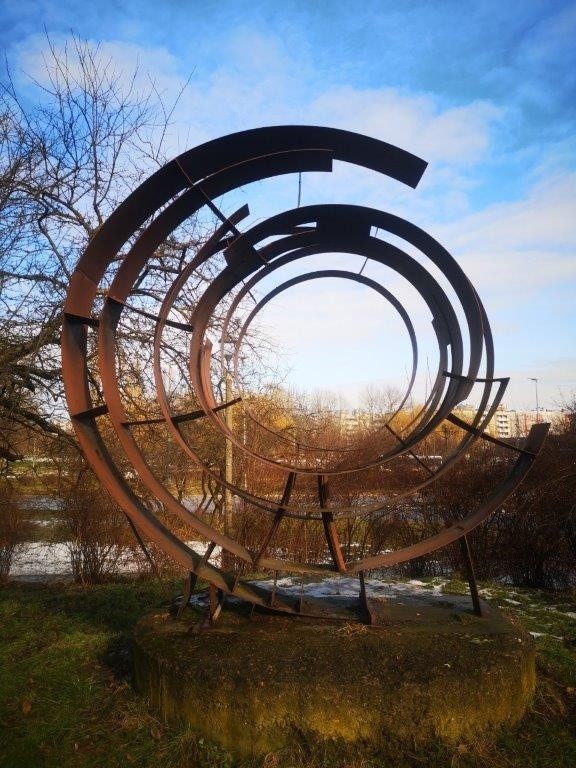 "Spirala kosmiczna", autorstwa Antoniego Hajdeckiego, wykonana z metalu w 1974 r. lokalizacja: Kraków, os. Tysiąclecia.