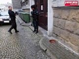 Dziecko wpadło do wąskiej studzienki. Pomogła policjantka i strażak