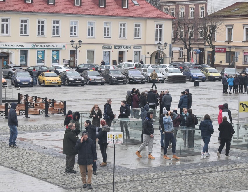 A na Rynku w Oświęcimiu wciąż widać wycieczki z zagranicy