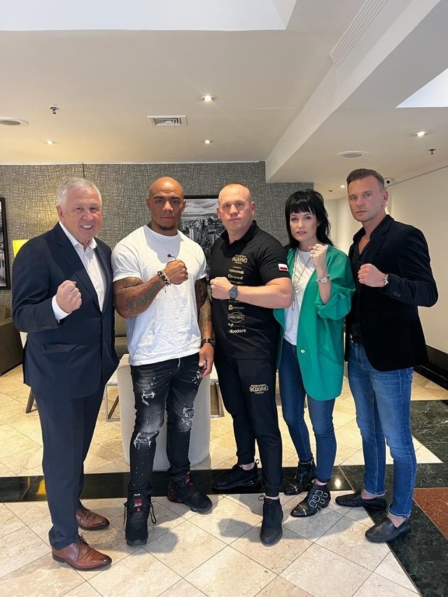 Łukasz Różański i Oscar Rivas na zdjęciu w towarzystwie promotorów Yvona Michela i Alexandry Croft i Jacka Szelągowskiego z Knockout Promotions.