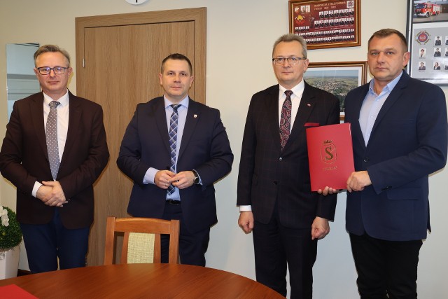 Wszystkie umowy podpisane zostały w siedzibie Urzędu Miejskiego w Zwoleniu, a opiewają na łączną kwotę 14 milionów złotych.