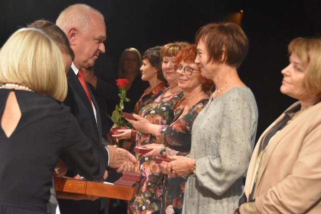 Wręczenie medali, odznaczeń i nagród odbyło się w Teatrze Osterwy w Gorzowie. Uhonorowano 288 osób.