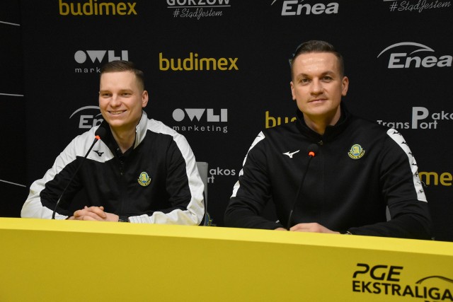 Rozgrywający Budimexu Stali Mikołaj Przybylski (z lewej) i trener Oskar Serpina są dobrej myśli przed sobotnim pojedynkiem.