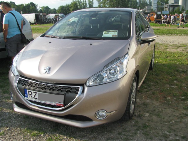 Peugeot 208Pojemność silnika 1,4l benzyna o mocy 96 KM. Rok produkcji 2012. Stan licznika 27 tys. km. Dodatkowe wyposażenie: ABS, centralny zamek, elektryczne szyby i lusterka, poduszki powietrzne, radio BT, wspomaganie kierownicy, klimatronik, komputer pokładowy. Cena: 33 900 zł.