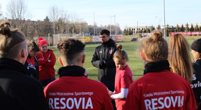 Piłkarki Resovii od poniedziałku do piątku pracują na obozie dochodzeniowym. Trener Paweł Szurgociński testuje jedną zawodniczkę.