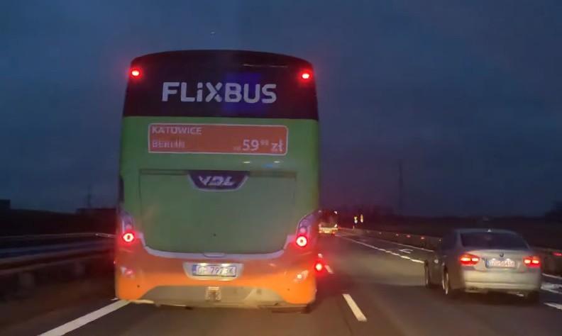 Autobus blokował karetkę na autostradzie A4 [FILM]
