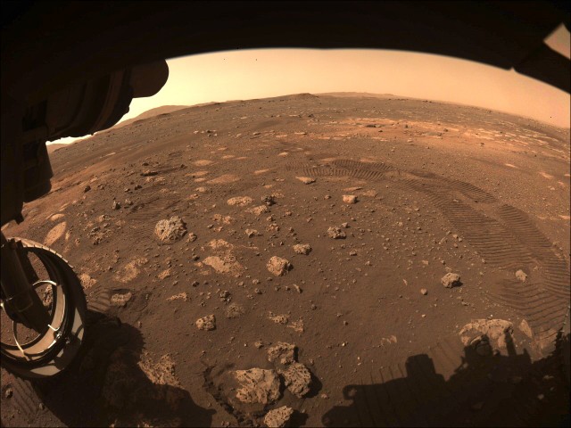 Zobacz zdjęcia z Marsa! Łazik ma za sobą pierwszą jazdę: pokonał 6,5 m w 33 minuty.Zobacz kolejne zdjęcia. Przesuwaj zdjęcia w prawo - naciśnij strzałkę lub przycisk NASTĘPNE