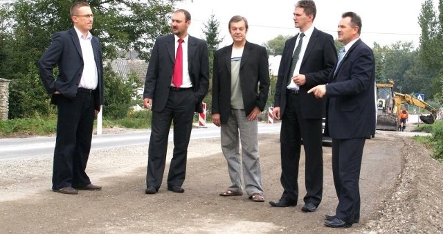 Marszałek województwa Adam Jarubas (drugi z prawej) razem z samorządowcami regionu buskiego złożył wizytę na remontowanym odcinku drogi numer 973 w Radzanowie.
