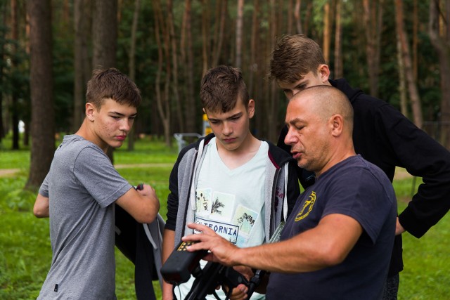 Tomasz Liniewicz (na pierwszym planie) z Aktywnej Integracji instruuje gimnazjalistów, jak bezpiecznie posługiwać się karabinkami laserowymi. Punkty zlicza bezlitosny komputer.