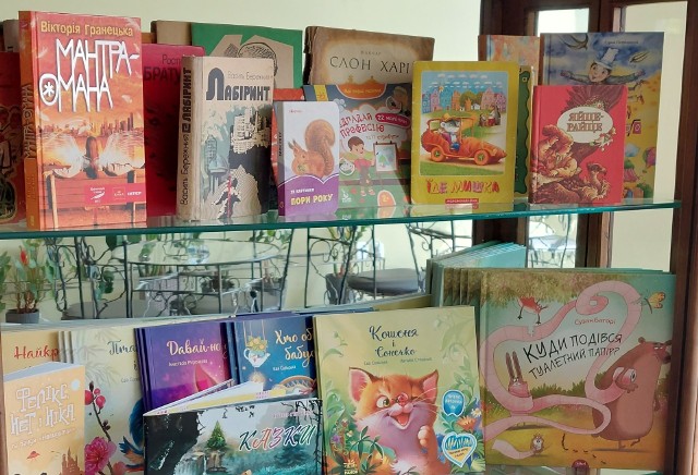 Bookcrossingowa półka w DK „Modraczek” SM „Budowlani” (ul. Ogrody 15) z książkami dla dzieci i dorosłych, dostępna jest w godzinach otwarcia placówki: 9.00-20.00