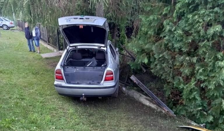 W Makoszynie samochód wypadł z drogi i uderzył w drzewo. Zobacz zdjęcia