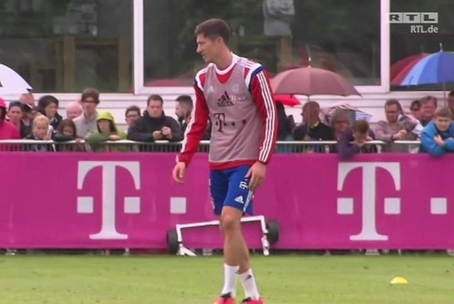 Robert Lewandowski wbarwach Bayernu (fot. DE RTL TV/x-news)