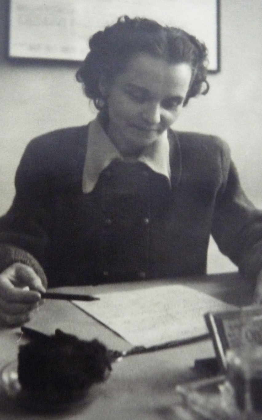 Rok 1953. Maria Czajkowska podczas pracy w sekretariacie...
