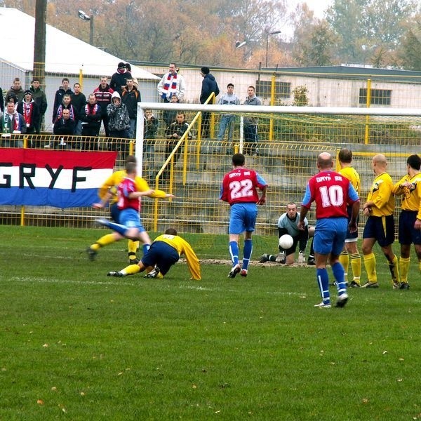 W meczu 14. kolejki IV ligi Pomorze, pilkarze Gryfa 95 Slupsk pokonali Orleta Reda 2:0 (1:0).
