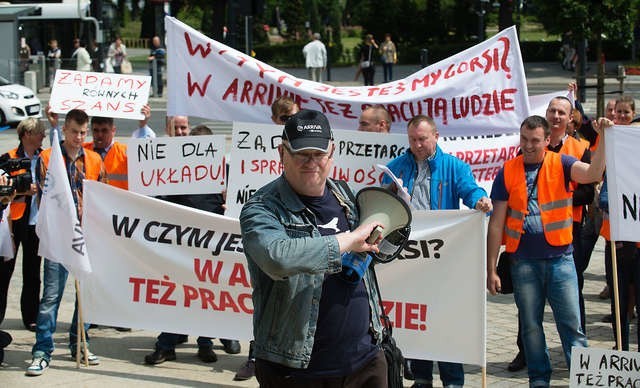 We wczorajszym proteście przed Urzędem Marszałkowskim wzięła udział setka kolejarzy z Arrivy
