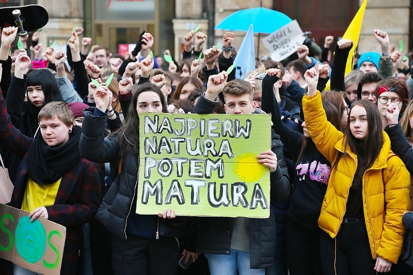 Młodzieżowy strajk klimatyczny w centrum Wrocławia. Uczniowie przeszli Świdnicką (ZDJĘCIA)