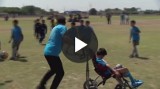 Niepełnosprawny chłopiec uczestniczy w meczach. Ojciec dzieli się pasją do futbolu ze swoim synem, spełniając jego marzenia