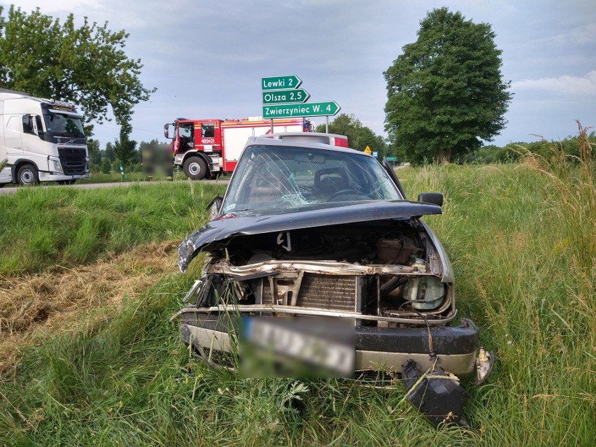 Wypadek na drodze wojewódzkiej nr 670 Suchowola - Dąbrowa Białostocka. Kierowca samochodu ciężarowego nie ustąpił pierwszeństwa (zdjęcia)