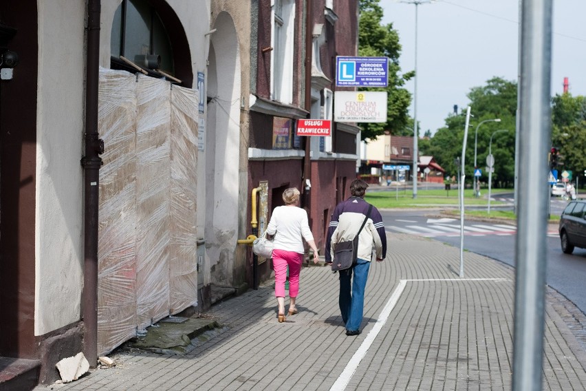 Zniszczona elewacja budynku przy ulicy Grodzkiej.